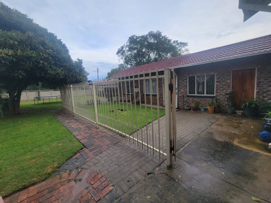 6 Bedroom Property for Sale in Jordania Free State